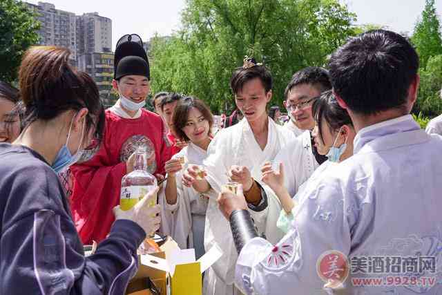 千瓣白桃风味利口酒亮相四川成都花朝节